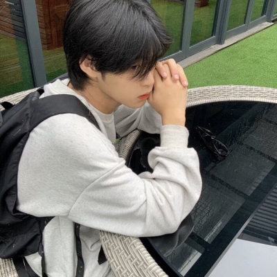 让人惊呼神仙颜值的男生帅气头像图片(18张)