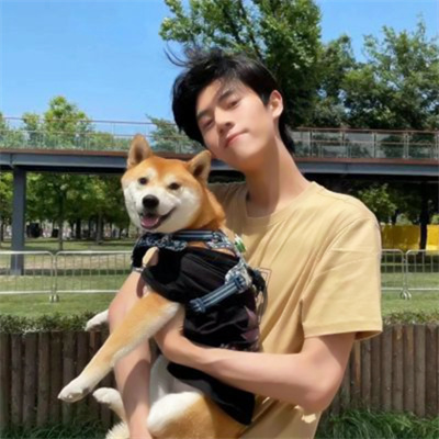 男生抱着动物的情头(精选18张)