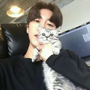 男生抱着动物的情头(精选18张)