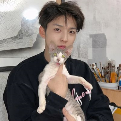 抱小动物的男生头像(精选16张)