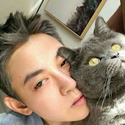 抱小动物的男生头像(精选16张)