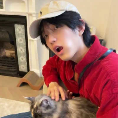 抱小动物的男生头像(精选16张)