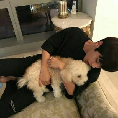 帅气男生抱可爱小动物头像精选图片(精选36张)