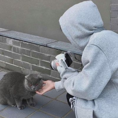 帅气男生抱可爱小动物头像精选图片(精选36张)