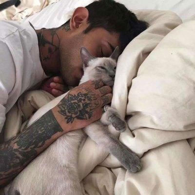 帅气男生抱可爱小动物头像精选图片(精选36张)