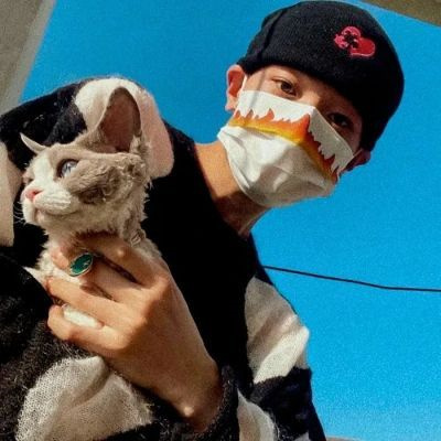 帅气男生抱可爱小动物头像精选图片(精选36张)