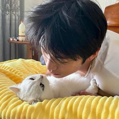 帅气男生抱可爱小动物头像精选图片(精选36张)