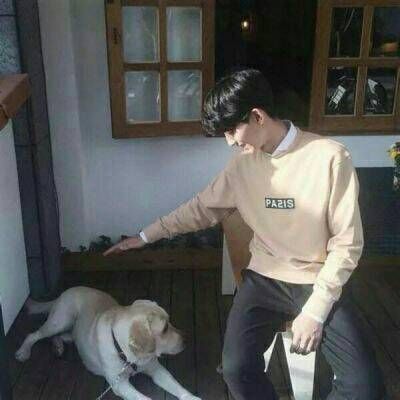 帅气男生抱可爱小动物头像精选图片(精选36张)