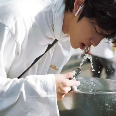 帅气的文艺范qq男生头像图片(18张)