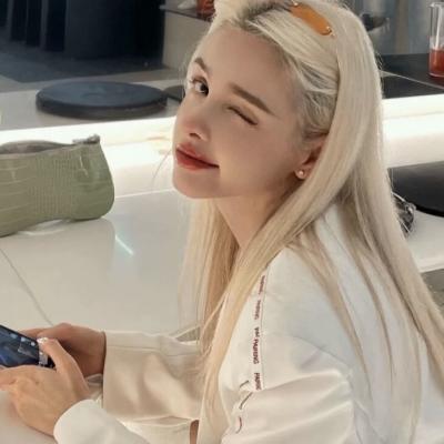 一组惊艳你的氛围感女生头像(20张)