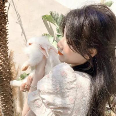 一组惊艳你的氛围感女生头像(20张)