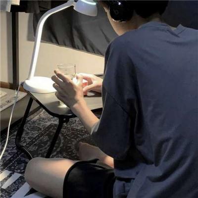 男生忧郁郁闷烦躁头像(共18张)