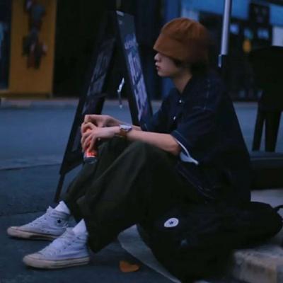 男生忧郁郁闷烦躁头像(共18张)