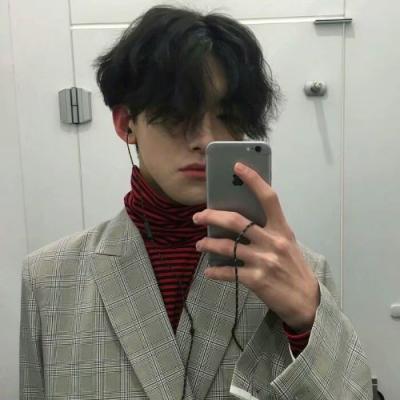 男生手机自拍姿势头像大全图片(20张)