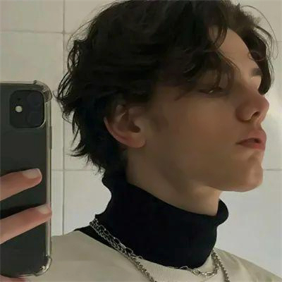 男生手机自拍姿势头像大全图片(20张)
