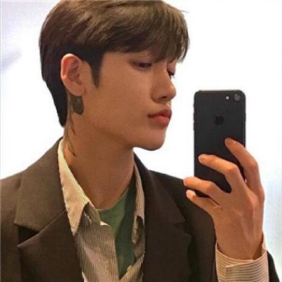 男生手机自拍姿势头像大全图片(20张)