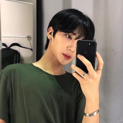 男生用手机自拍的头像(精选38张)