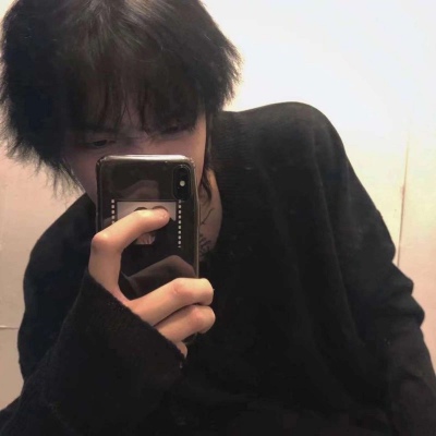 男生用手机自拍的头像(精选38张)
