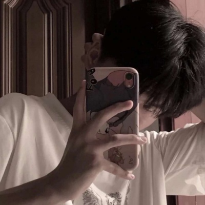 男生用手机自拍的头像(精选38张)