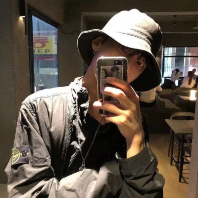 男生用手机自拍的头像(精选38张)