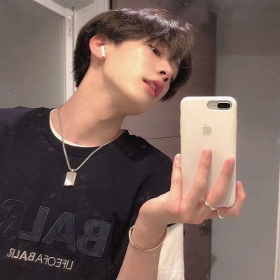 男生用手机自拍的头像(精选38张)