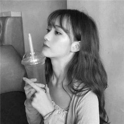 黑白冷淡风女生头像(优选22张)