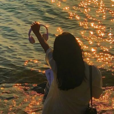 氛围感女生头像图片(共30张)