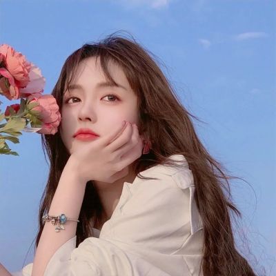 二零二零年最火的女生头像(24张)