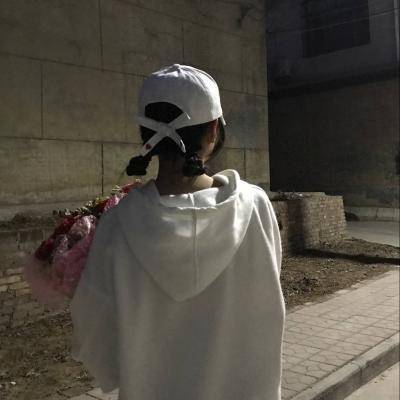 不易察觉情侣头像一左一右(精选18张)