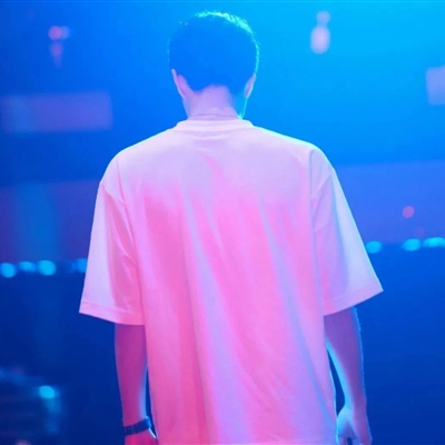 2023年最新男生背影头像(精选20张)