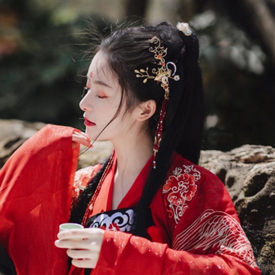 qq头像古风女生真人图片大全(精选18张)