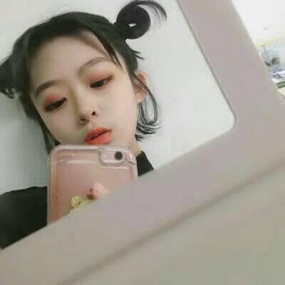 手机控可爱女生头像(精选20张)