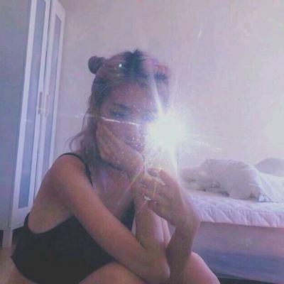 手机控可爱女生头像(精选20张)