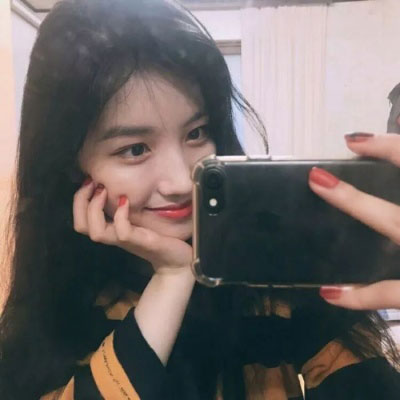 手机控可爱女生头像(精选20张)