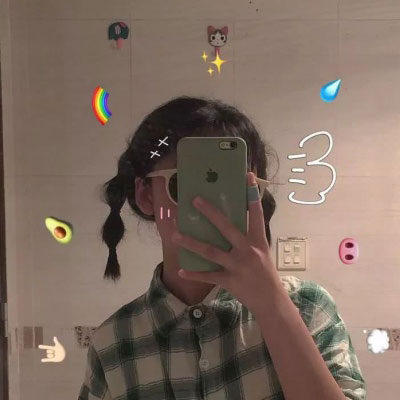 手机控可爱女生头像(精选20张)