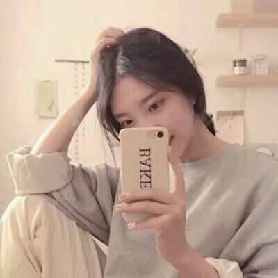 手机控可爱女生头像(精选20张)
