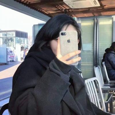 手机控可爱女生头像(精选20张)