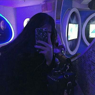 手机控少女头像图片(18张)