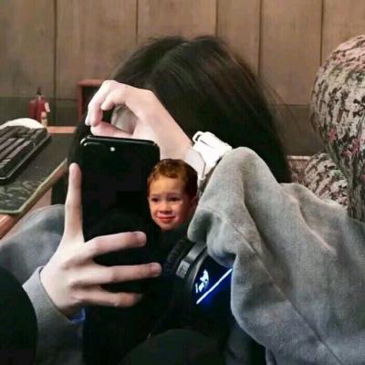 手机控少女头像图片(18张)