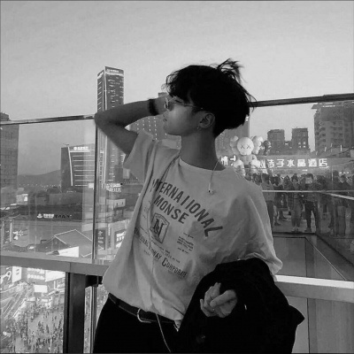 男头像黑白高冷头像(优选20张)