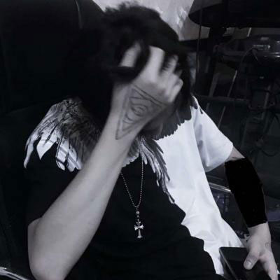 男头像黑白高冷头像(优选20张)