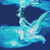 水下穿裙子的女生唯美头像(精选20张)