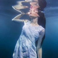 水下穿裙子的女生唯美头像(精选20张)