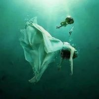 水下穿裙子的女生唯美头像(精选20张)