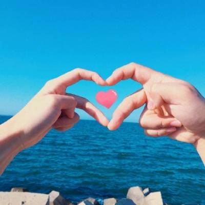 高清好看的头像女生爱心手势图片(共16张)