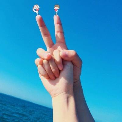 高清好看的头像女生爱心手势图片(共16张)