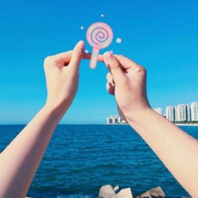 高清好看的头像女生爱心手势图片(共16张)