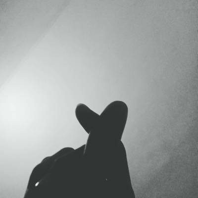 高清好看的头像女生爱心手势图片(共16张)