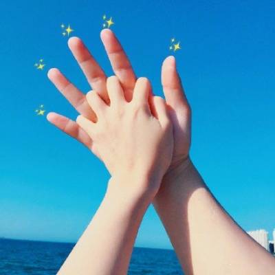 高清好看的头像女生爱心手势图片(共16张)