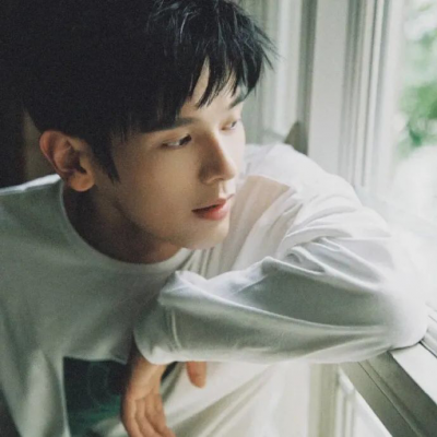 很惊艳的很好看的男生真人qq头像图片(共24张)